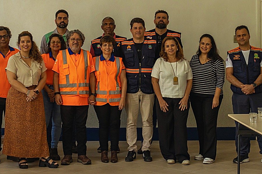 Grupo de participantes em treinamento de campo